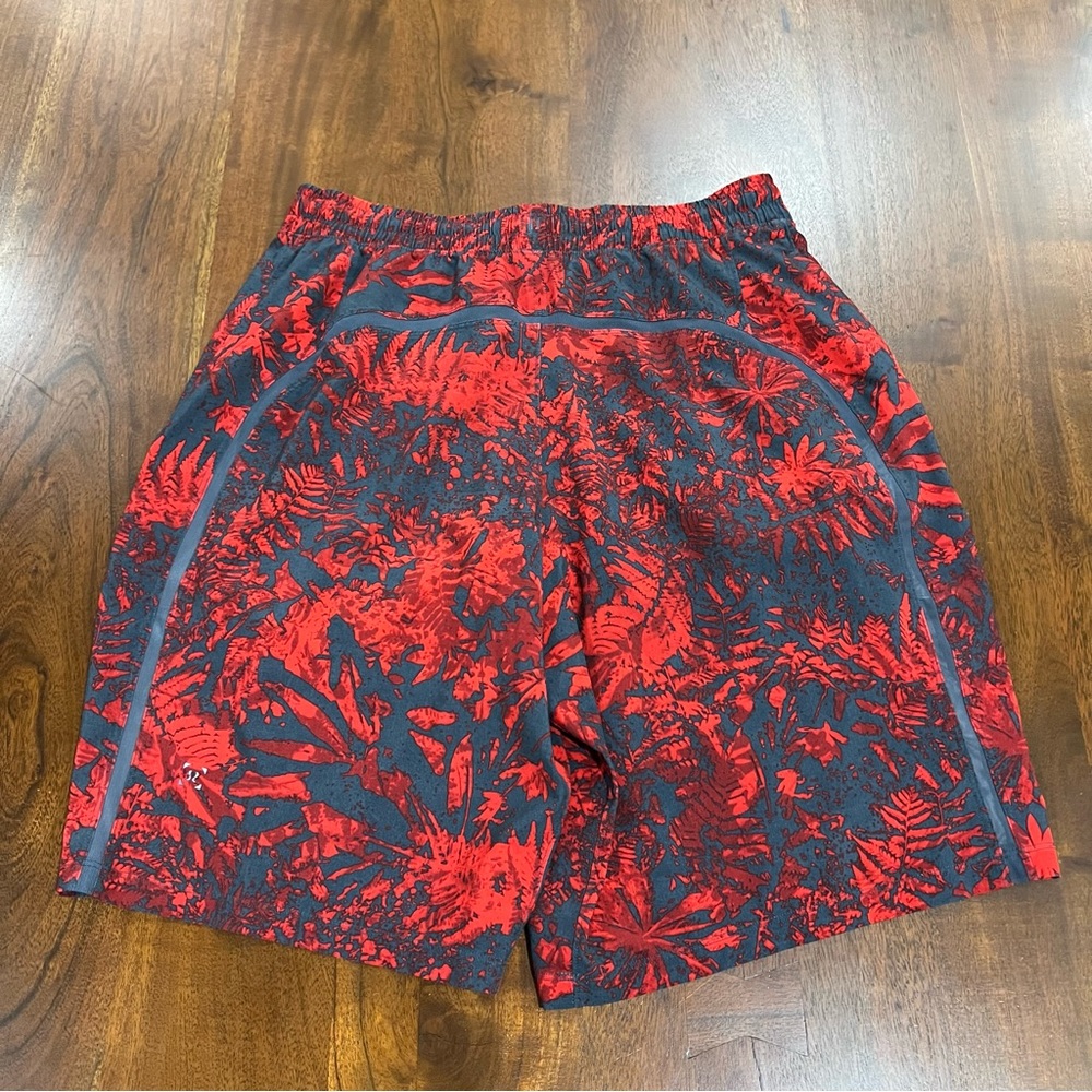 Lululemon Pace Breaker Lined Shorts 9" Red Floral Fern Print Mens Size Medium
